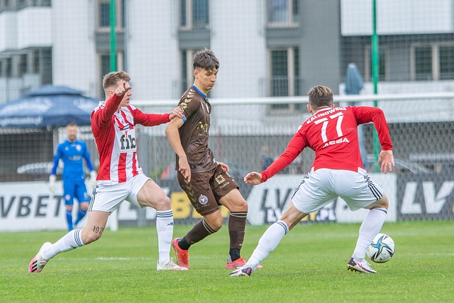 UFC西雅图头条主赛：赛胡多眼部受伤，宋亚东技术判定战胜赛胡多.